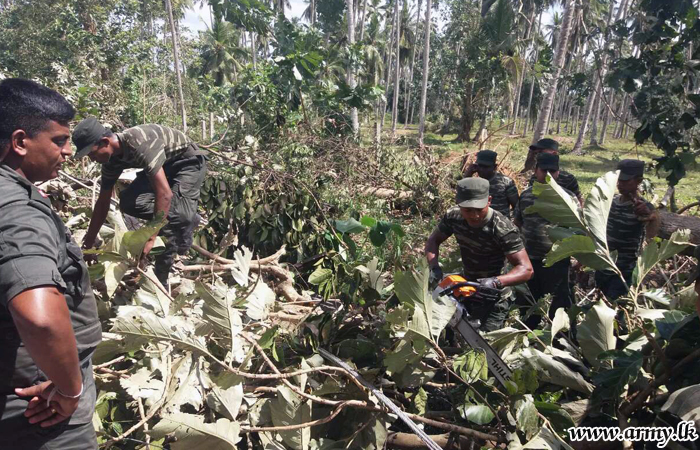 Troops Still at Work in Cyclone-Affected Gampaha District 