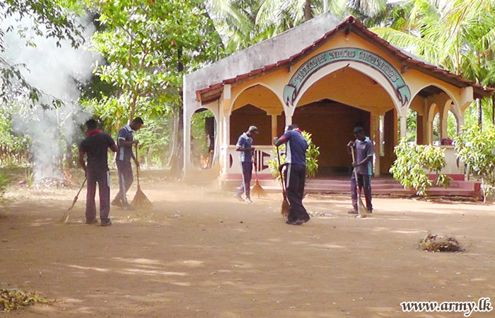 Kilinochchi 653 Brigade Troops Clean up Church Premises