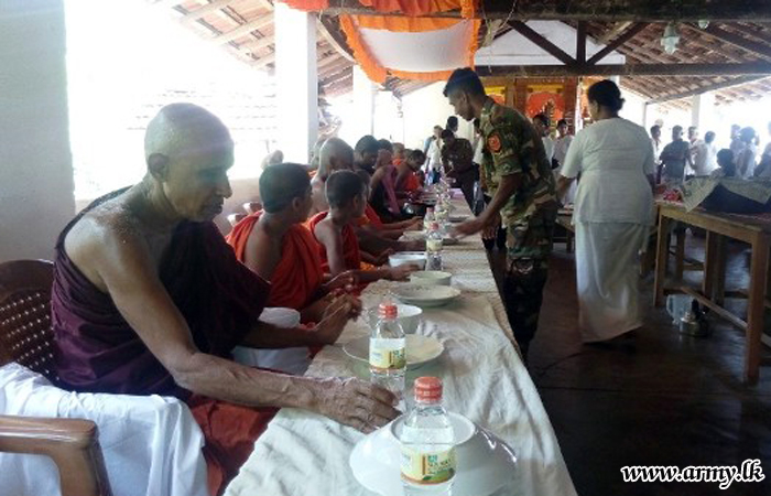 Soldiers Help Alms-Giving at Temple 