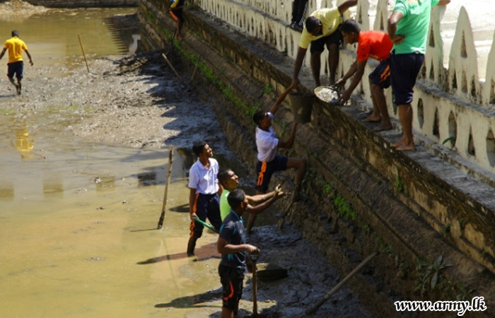 11 Division Troops Clear Drain Blockade at Maligawa Primises  