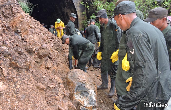 Hundreds of Army Troops Busy in Relief Work