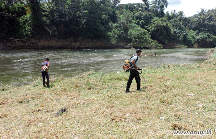 Troops Clean Water-Cutting Spot at Getambe