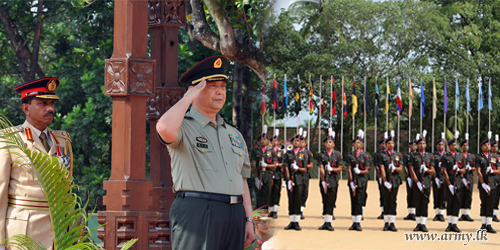 චීන ආරක්ෂක අමාත්‍යවරයා වෙත සපුගස්කන්ද ආරක්ෂක සේවා අණ හා මාණ්ඩලික විද්‍යාලයේ දී සම්මාන පෙළපාලියක් පිරිනමයි