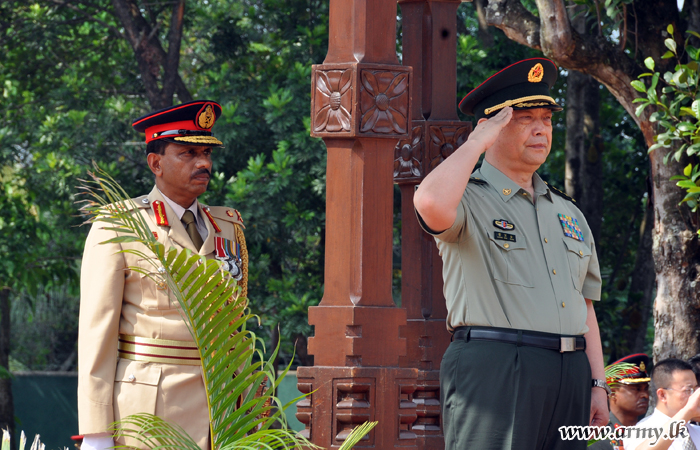 චීන ආරක්ෂක අමාත්‍යවරයා වෙත සපුගස්කන්ද ආරක්ෂක සේවා අණ හා මාණ්ඩලික විද්‍යාලයේ දී සම්මාන පෙළපාලියක් පිරිනමයි