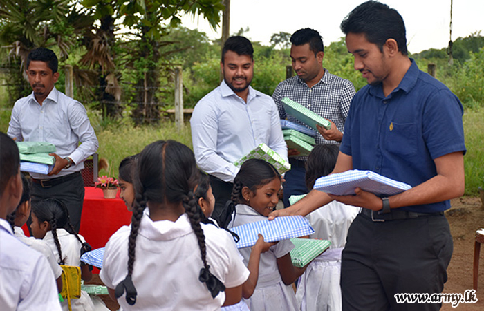 வன்னி படையினரால் பாடசாலை உபகரணங்கள் பகிர்ந்தளிப்பு