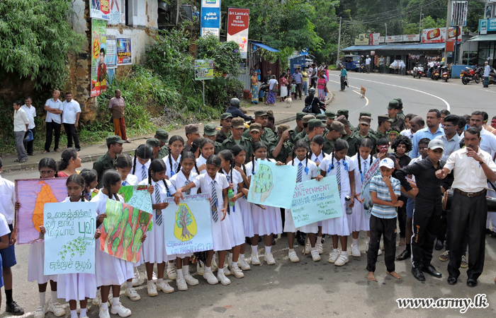 කසළ නිසි ආකාරව බැහැරකිරීම පිළිබඳව මධ්‍යම භට පිරිස් විසින් හල්දුම්මුල්ල ජනතාව දැනුවත් කෙරේ