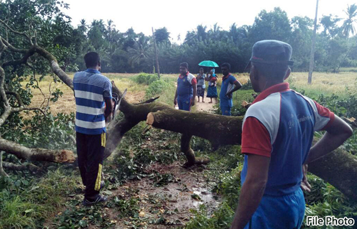 තද සුළි සුළඟින් පීඩාවට පත් කොක්එළිය ප්‍රදේශයේ සිවිල් වැසියන්ට යුද්ධ හමුදාවෙන් කඩිනමින් සහය 