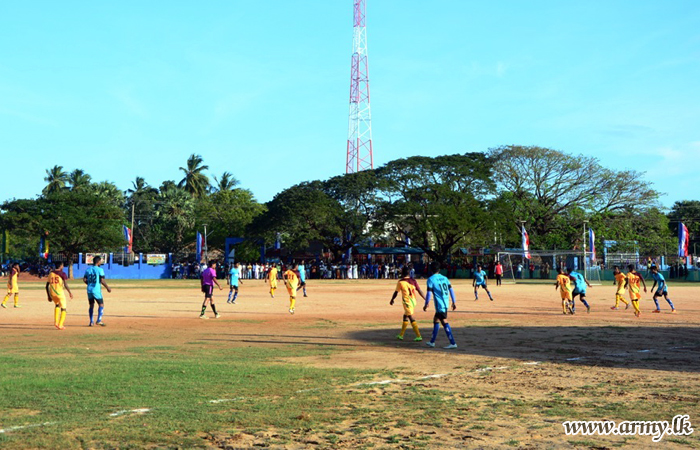 இராணுவத்தினரால் ஒழுங்குசெய்யப்பட்ட  கால்பந்துப் போட்டி