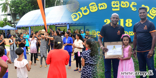 යුද්ධ හමුදා මූලස්ථාන බලඇණියේ පැවැති සුහද හමුව සඳහා යුද්ධ හමුදාධිපතිතුමා සහභාගි වේ