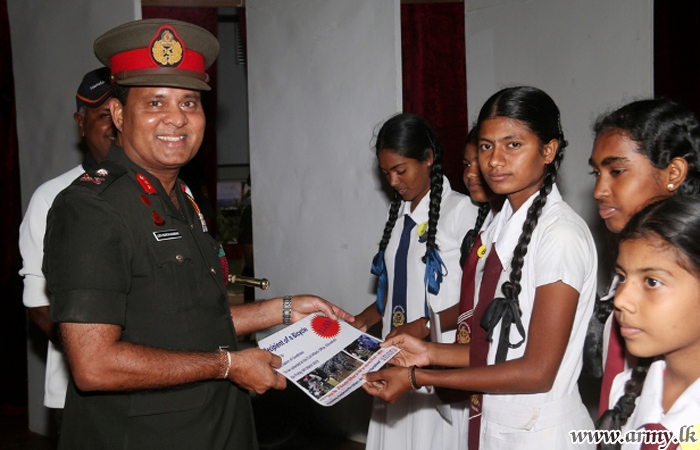 ‘குண ஜய சதுட பதனம்’ மன்றத்தினால் கிளிநொச்சி மாணவர்களுக்கு நன்கொடைகள்