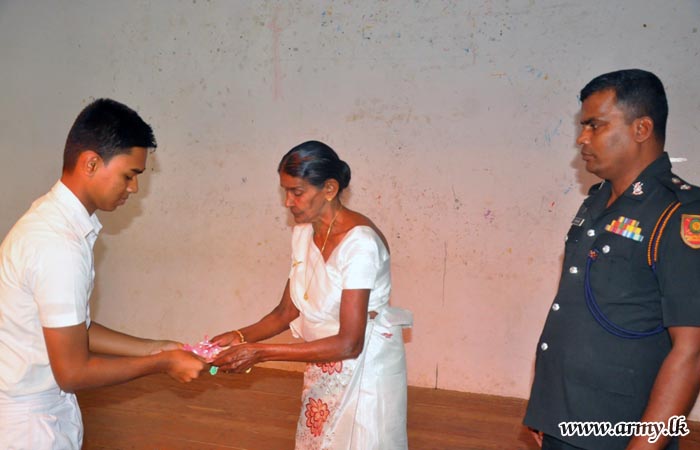 Hasalaka Gamini Kularathne’s School Honours Its War Hero Awarding Schols 