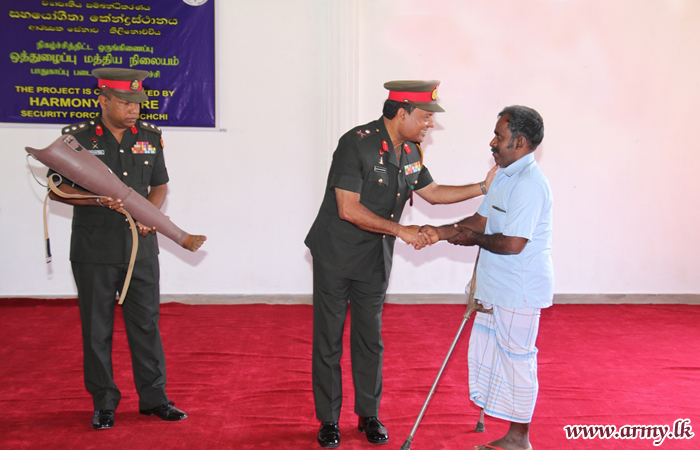 Troops Offer Artificial Limbs to Handicapped People in Kilinochchi