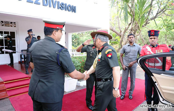 ඉන්දීය යුද්ධ හමුදා මාණ්ඩලික ප්‍රධානී ත්‍රිකුණාමලයේ සහ 22 වන සේනාංකයේ සංචාරයක