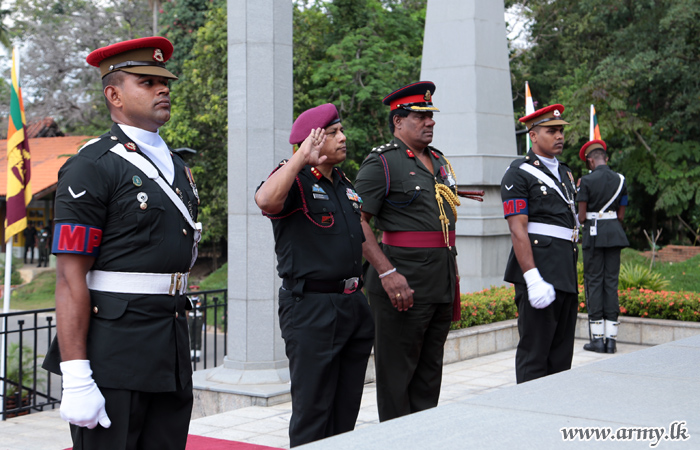 6 වන ඉන්දු- ශ්‍රී ලංකා යුද හමුදා මාණ්ඩලික සාකච්ඡා සඳහා පැමිණි ඉන්දිය නියෝජිතයින් ඉන්දිය සාමසාධක හමුදා ස්මාරකය වෙත පුෂ්පෝපාහර පුද කරයි 