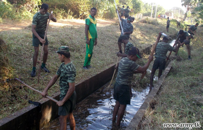 கிளிநொச்சி பாதுகாப்பு படைத் தலைமையகத்தினால் நீர்க் கால்வாய் சுத்திகரிப்பு பணிகள் 