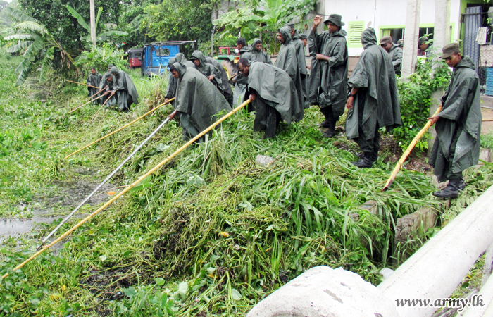 Troops Get Rid of Water Blocking Elements in ‘Irriya Ela’ Canal