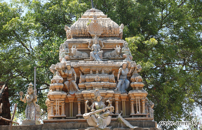 Jaffna Troops Facilitate Devotees Attending Temple Festival 