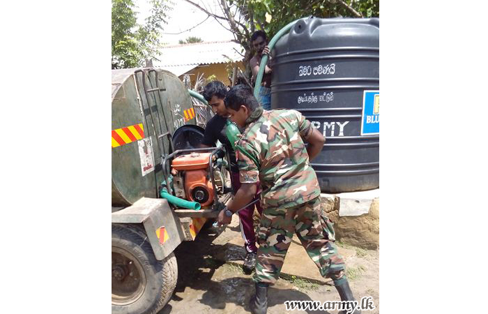 නියඟයෙන් පීඩා විදින යාපනය ජනතාවට භට පිරිස් වෙතින් පානීය ජල පහසුකම් 