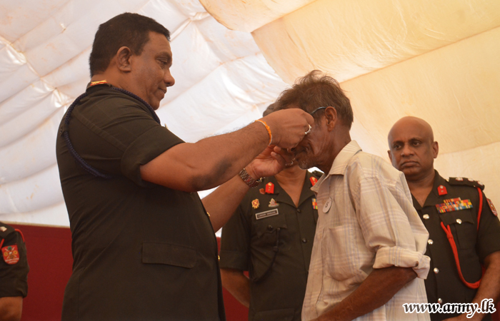 Jaffna Troops Distribute 1500 Free Spectacles among Visually-Impaired Civilians in Point Pedro