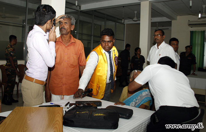 Jaffna Troops Coordinate Mobile Eye Clinic and Give Away Spectacles 