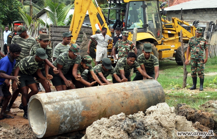 படையினரால் தென்னமராச்சி பிரதேசத்தில் வடிகான்கல் சீரமைக்கும் பணிகள் 