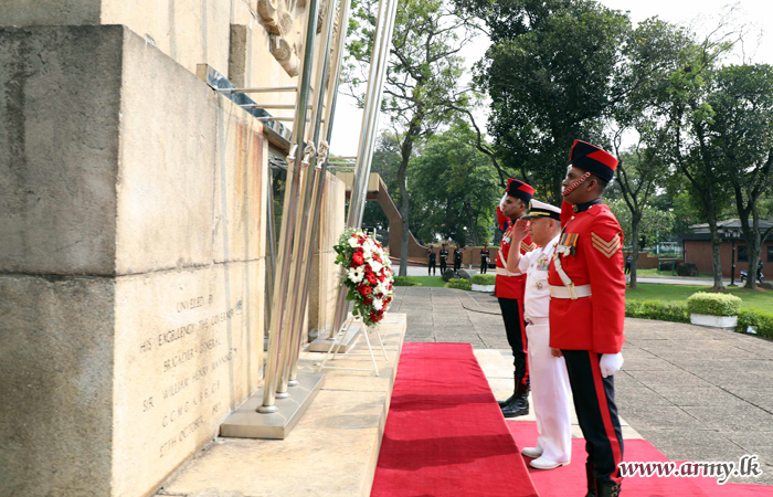 ජපානයේ ආරක්ෂක මාණ්ඩලික ප්‍රධානි විසින් ජාතික රණවිරු ස්මාරකය වෙත පුෂ්පෝපාහාර දක්වයි