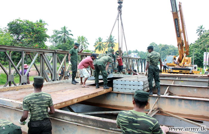 14 වන සේනාංකයේ භට පිරිස් කඩුවෙල තාවකාලික පාලමක් ඉදිකරයි