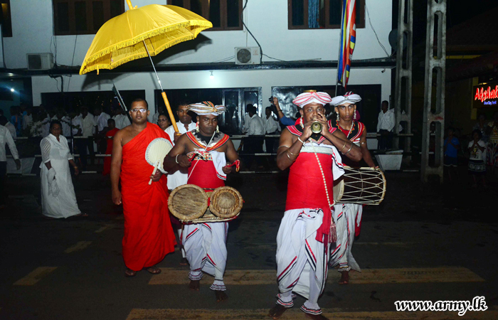 Troops Assist Conduct of ‘Katina Pinkama’ in Jaffna Naga Vihara