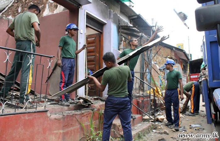 යුද්ධ හමුදා භට පිරිස්හි මූලිකත්වයෙන් කලහකාරි සිදුවිමෙන් හානියට පත් දිගන - කෙන්ගල්ල මාර්ගයේ සුන්බුන් ඉවත්කර යථා තත්වයට පත්කිරීම ඇරඹේ