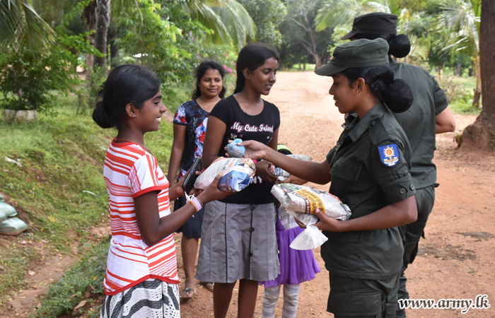 கேப்பாப்பிலவு பிரதேச மீள் குடியேற்றப்பட்ட மக்களுக்கு படையினரால் தைப் பொங்கல் உணவுகள் பகிர்ந்தளிப்பு
