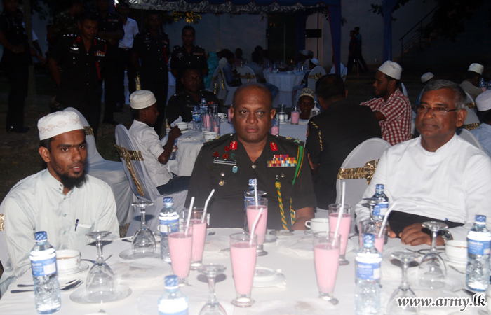 Kilinochchi Troops Join Ramadan ‘Ifthar’ Ritual 