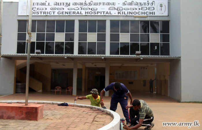 சுதந்திர தினத்தை முன்னிட்டு கிளிநொச்சிப் படையினர் சிரமதானப் பணிகளில் ஈடுபாடு