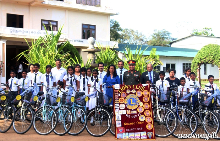 கிளிநொச்சிப் பாதுகாப்பு படைப் பிரிவினரால் கிளிநொச்சிப் பாடசாலை மாணவர்களுக்கான சைக்கிள்கள் வழங்கி வைப்பு 