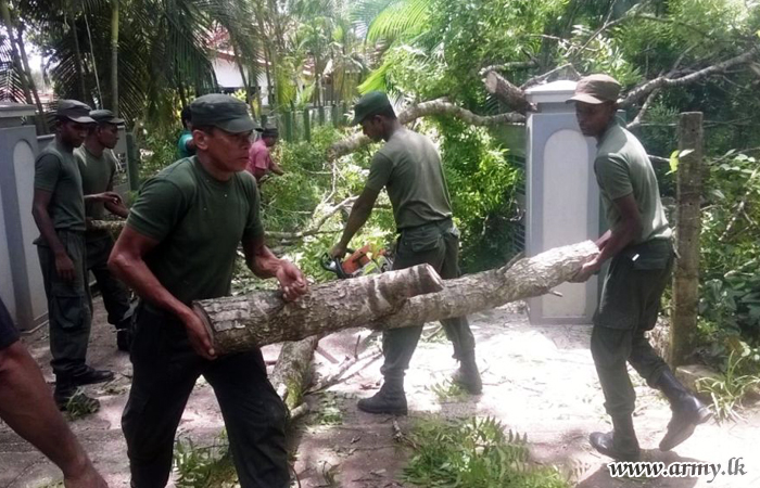 Army Troops First to Arrive in Cyclone-Affected Area in Kuliyapitiya 