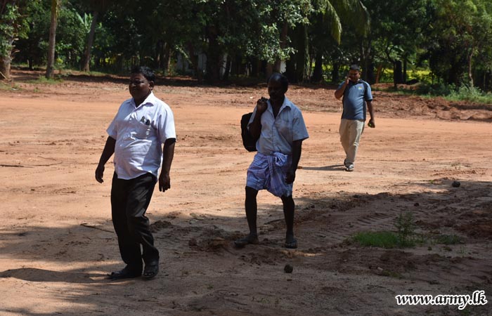 விடுவிக்கப்பட்ட காணிகளின் உரிமையாளர்களுக்கு இராணுவத்தினரால் உதவி