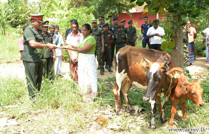 வறிய குடும்ப பெண்ணிற்கு இராணுவ தளபதியினால் உதவி