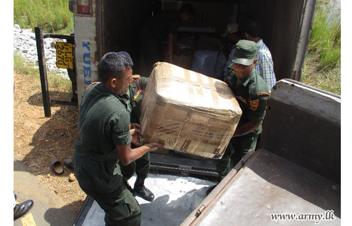 வீதியில் தடை பிறண்ட லொறியை மீட்கும் பணிகளில் 661ஆவது படையினர் ஈடுபாடு
