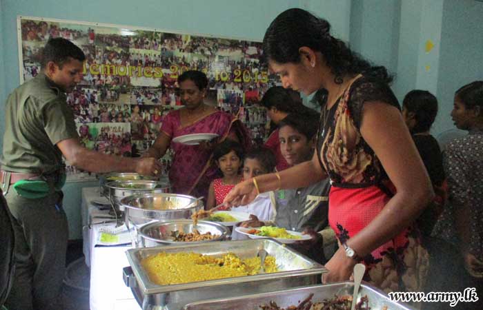 முதியோர் மற்றும் சிறுவர் இல்லங்களுக்கு இராணுவத்தினரால் மதியபோசன விருந்து