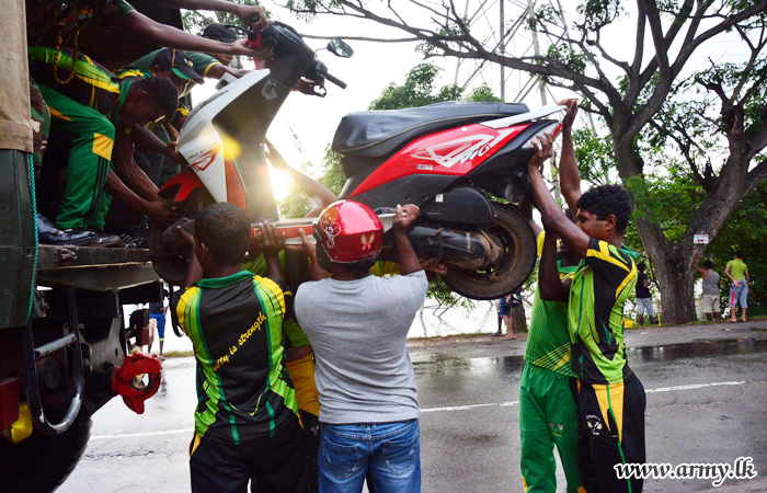 இராணுவத்தினரால் பாதிக்கப்பட்ட மக்களுக்கு வாகன போக்குவரத்து வசதிகள் 