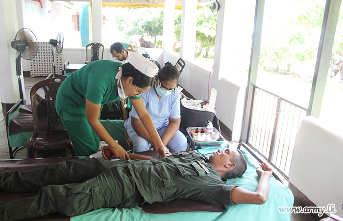 10 SLNG Troops Donate Blood for Patients