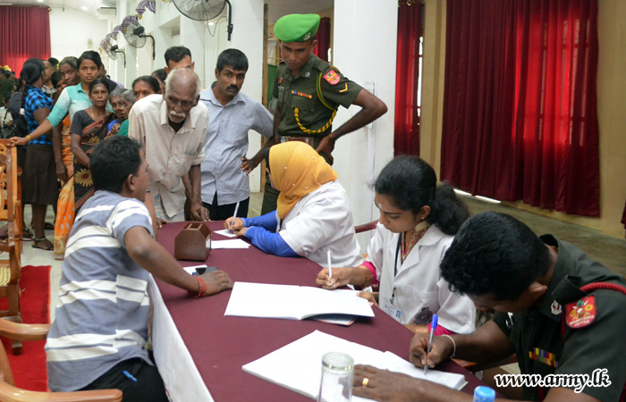 படையினரால் பாரம்பரிய ஆயுர்வேத மருந்து வகைகள் பகிர்ந்தளிப்பு 