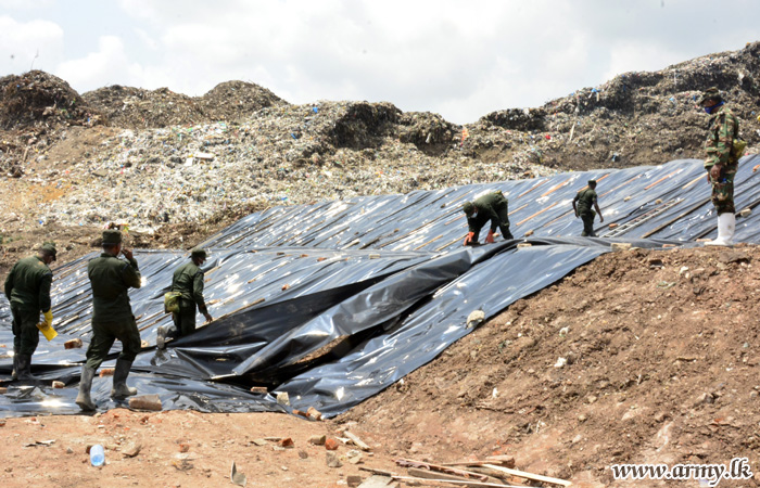 මීතොටමුල්ල කසල කන්දේ නායගිය ප්‍රදේශයේ අවධානම් තත්වය බැහැර කිරිම සඳහා  යුද්ධ හමුදා භට පිරිස් පොලිතීන් යොදා එම ප්‍රදේශය ආවරණය කරයි