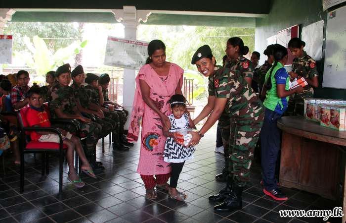 Jaffna Woman Soldiers Continue Support to Needy Families