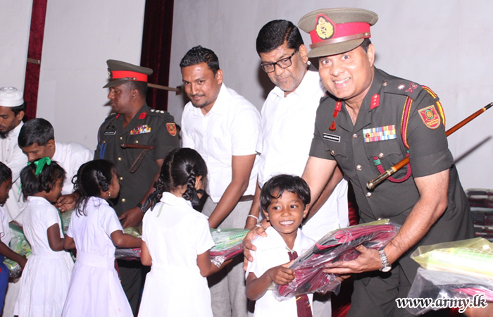 கிளிநொச்சி மாணவர்களுக்கு சேமிப்பு கணக்கு புத்தகம் மற்றும் பாடசாலை உபகரணங்கள் அன்பளிப்பு