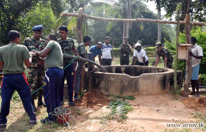 පානිය ජල ළිං පිරිසිදු කිරීමට මුලතිව් භට පිරිස්හි සහාය 