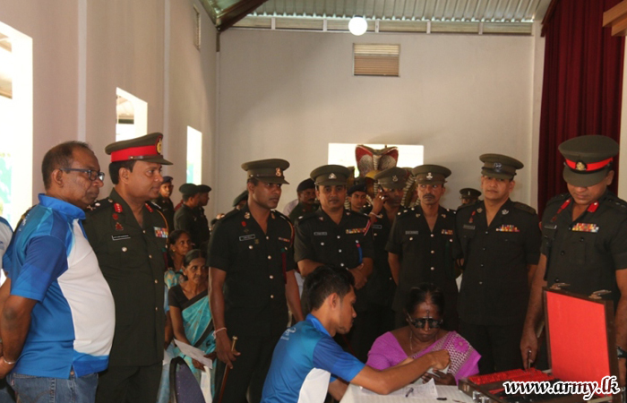 கிளிநொச்சி படையினரால் கண் கிளினிக்கு மூலம் மூக்கு கண்ணாடிகள் வழங்கப்பட்டன.  