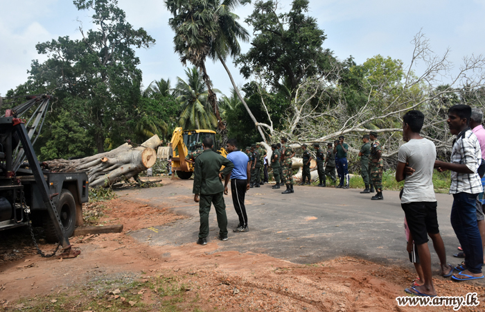 Mullaittivu Troops Still Busy with Flood Relief Work