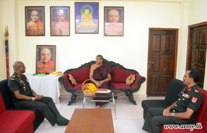 Commander Meets Sri Naga Vihara Incumbent