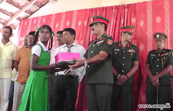 கிளிநொச்சிபாடசாலை மாணவர்களுக்கு பாடசாலை உபகரணங்கள் நன்கொடை