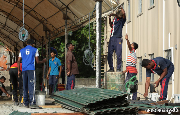 படையினரால் நீர்கொழும்பு வைத்தியசாலை டெங்கு நோயாளர்களுக்கான வாட்டுகள் நிர்மானிப்பு பணிகளில் ஈடுபாடு 